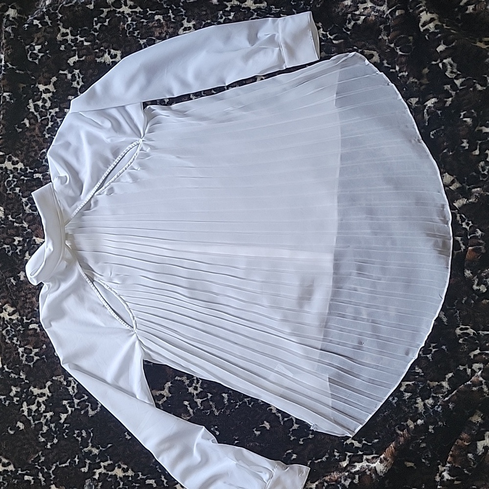 bebe white button-down hi-lo blouse with pleat and cutout back interest, XS